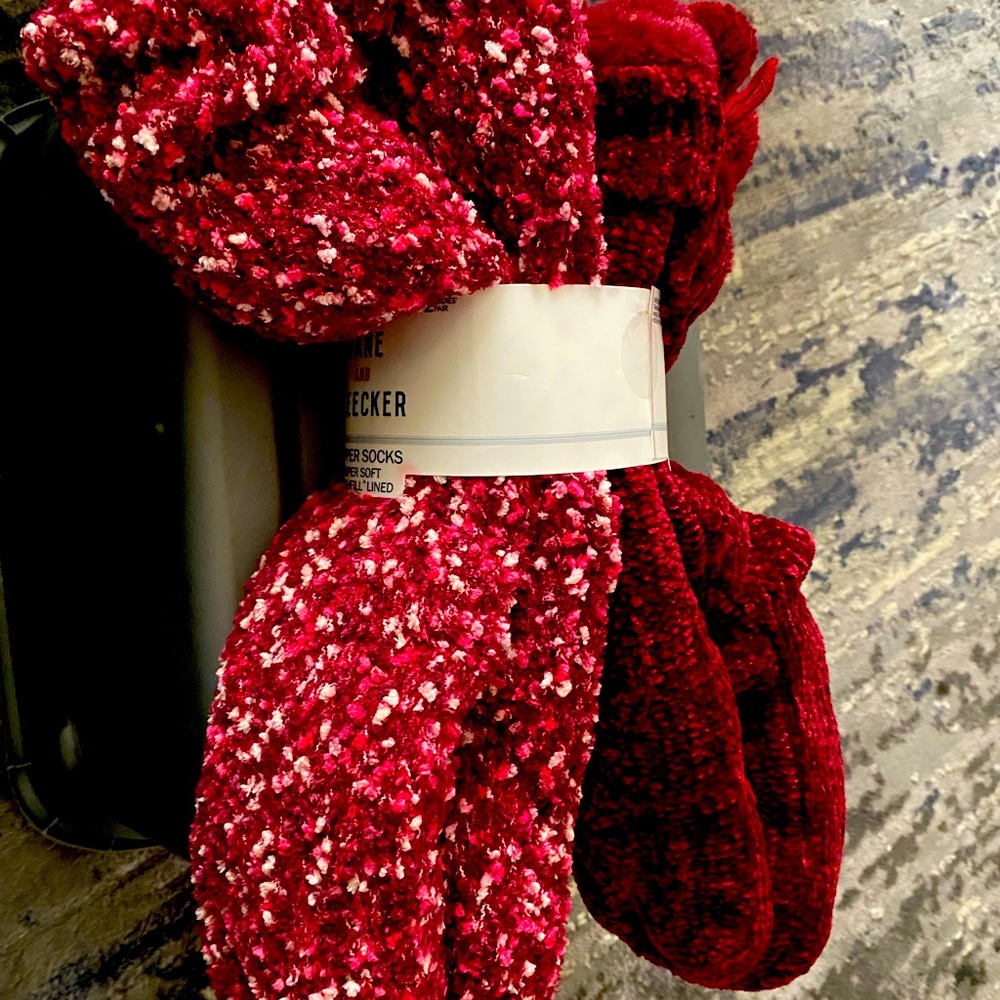 Jane and Bleecker two pair pack women slipper, socks, maroon size 4 to 10